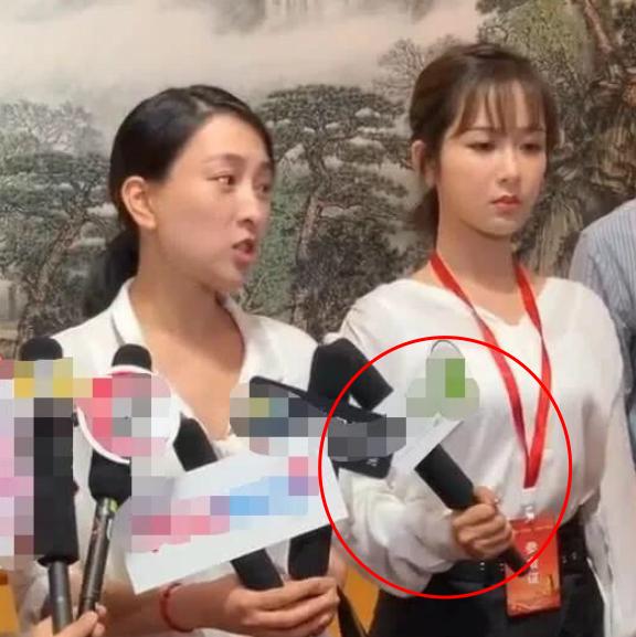 杨紫采访中为马苏举话筒，却面无表情眼神放空，网友：不情愿？