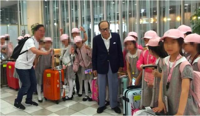 91岁李嘉诚机场遇孩子，大方捐助旅费100万，网友：心中有大爱