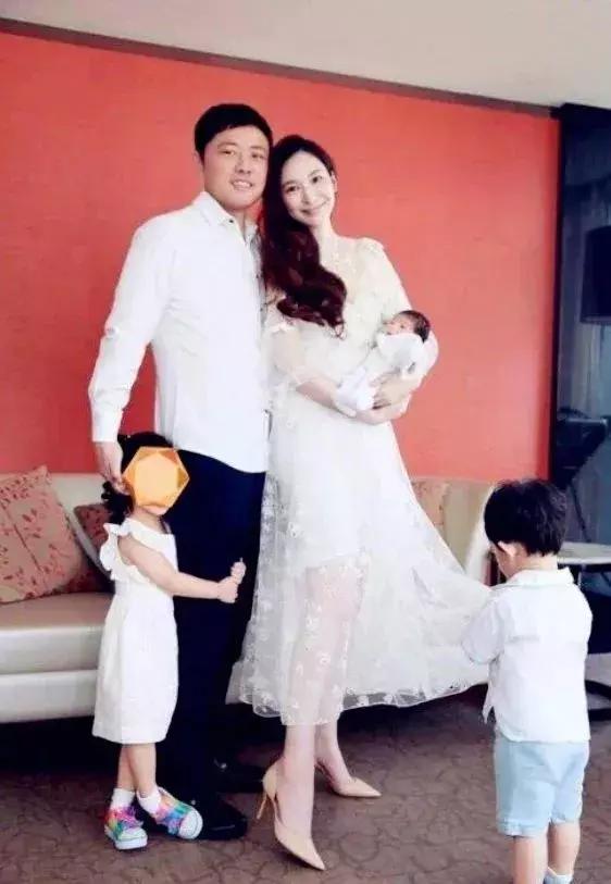 41岁吴佩慈已怀第4胎，观众嘲她至今未嫁入豪门，她却活得开心