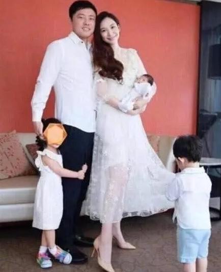 41岁吴佩慈再怀孕，为老公凑成两个好字，她却连结婚证都拿不到