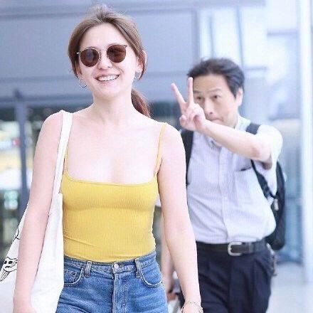 热依扎机场照暴露，看她这个肩宽，以前认为她很瘦是我错了
