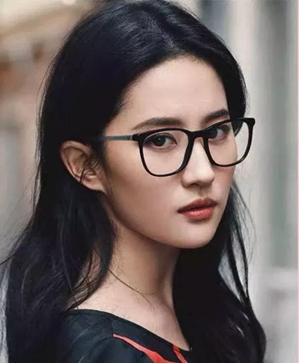 27岁的“少女”刘亦菲，晒超美旅游私房照，人比花娇