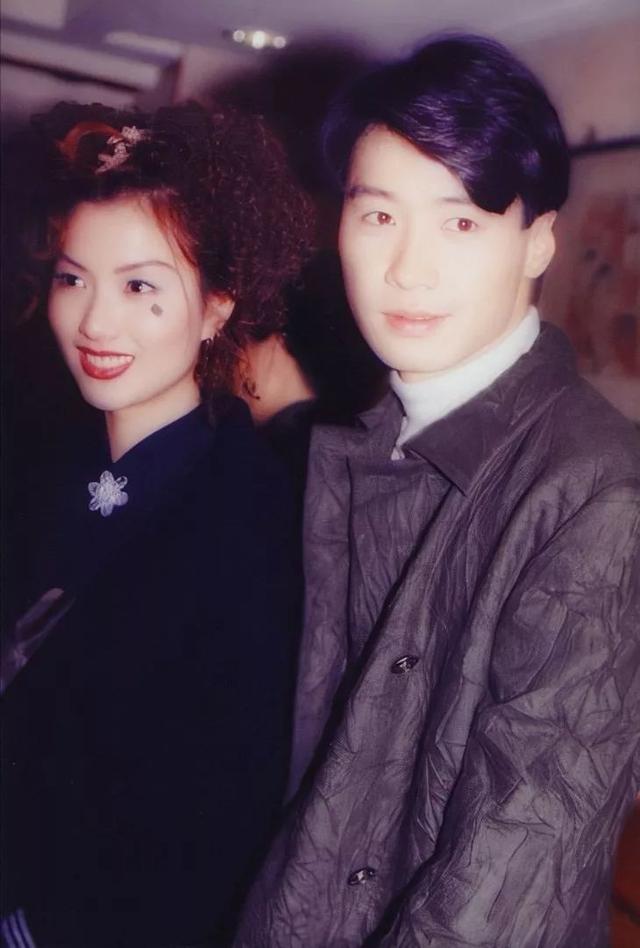 看王菲郑秀文的旧照，她们怎么跟我印象中长得不一样？