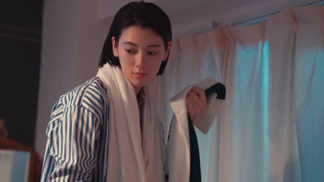 周杰伦新歌MV，三吉彩花短发搭配背带裤，美颜暴击