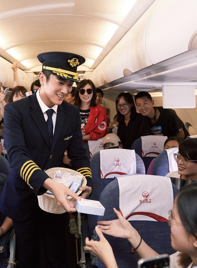 《中国机长》首创万米高空首映礼，于冬：致敬中国民航人