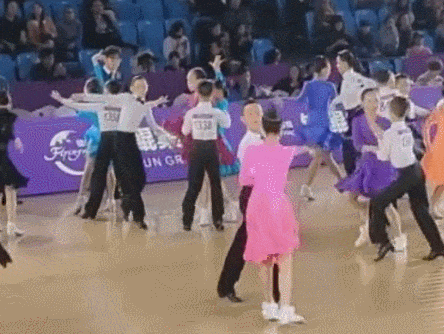 双喜临门：马伊琍惊艳金鸡红毯，文章带女儿参加舞蹈比赛勇夺冠军