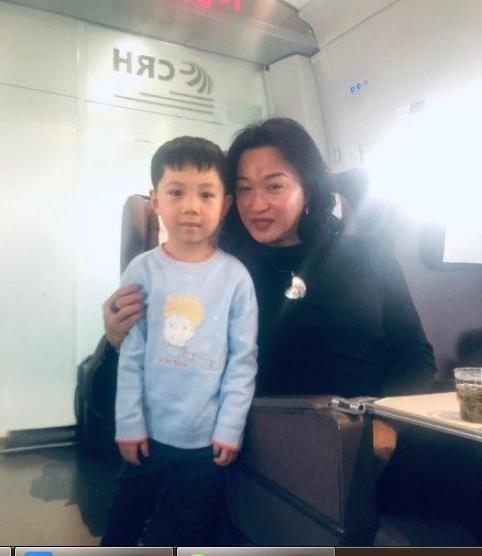52岁金星高铁候车被偶遇，和网友合照气场强，自称越发像上海阿姨