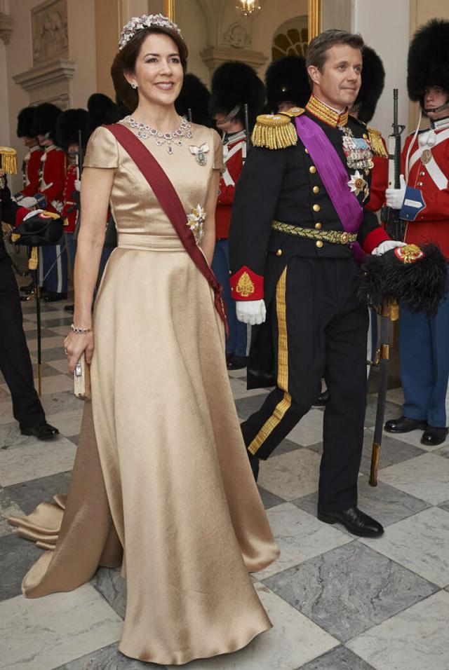 丹麦王储妃玛丽白衣长裙，简单造型自带光芒，47岁四娃妈气质出众