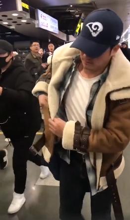 吴京机场被拍当场发飙，表情严肃凶狠怒吼跟拍者，网友却赞其暖心