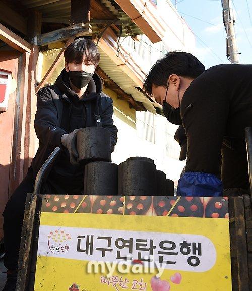韩国艺人朴海镇为贫困家庭送去过冬蜂窝煤