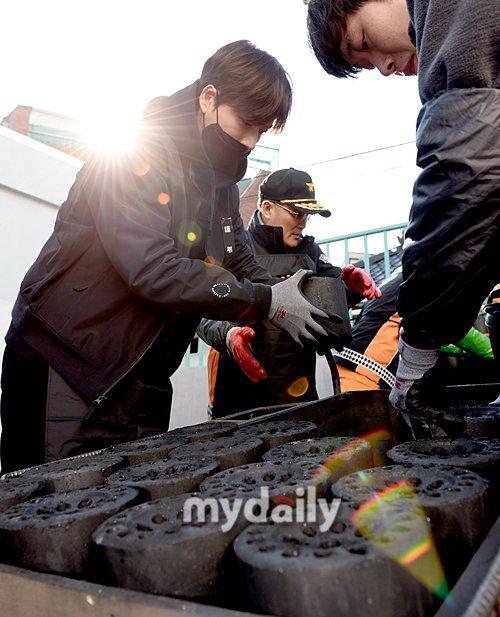 韩国艺人朴海镇为贫困家庭送去过冬蜂窝煤