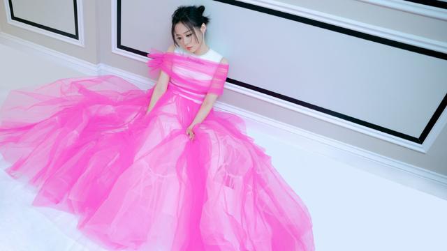 张靓颖粉色装造型引热议，虽营造出唯美的模样，但有点山寨感