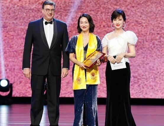 59岁惠英红凭《铁探》夺华鼎奖最佳女主角 入行42年至今还未结婚