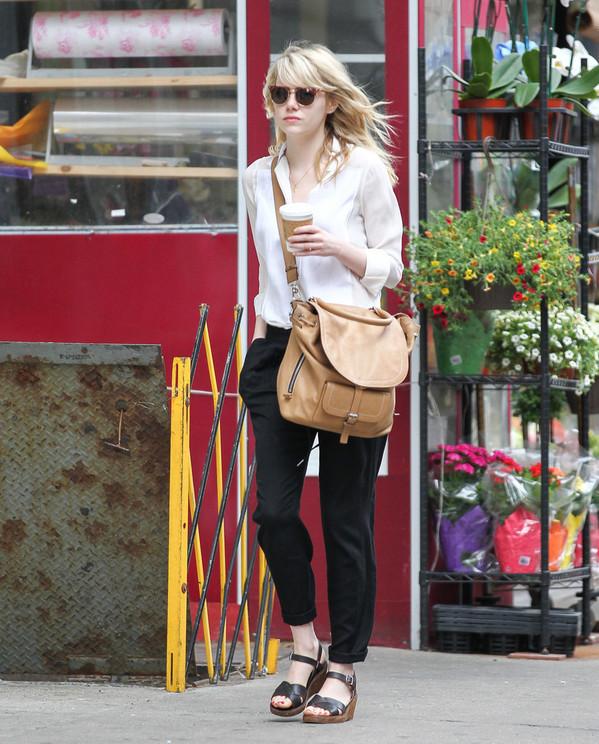 现在要看艾玛·斯通 (Emma Stone) 的街拍，是真的没那么容易了