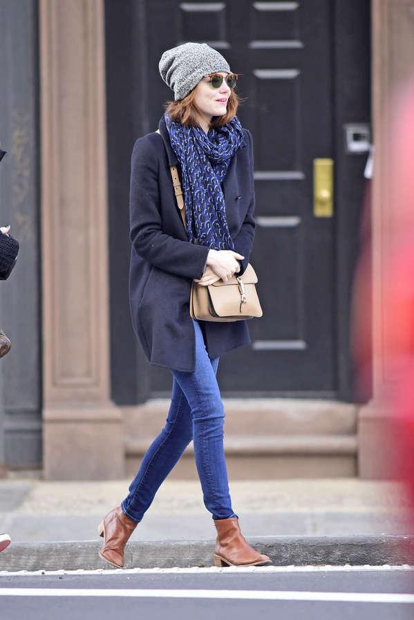 现在要看艾玛·斯通 (Emma Stone) 的街拍，是真的没那么容易了