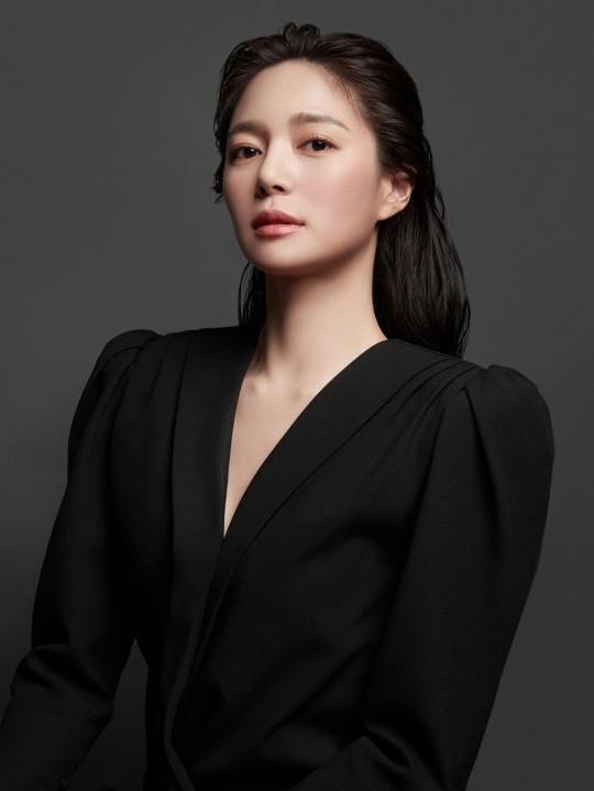韩国女艺人李伊利雅拍代言品牌最新宣传照