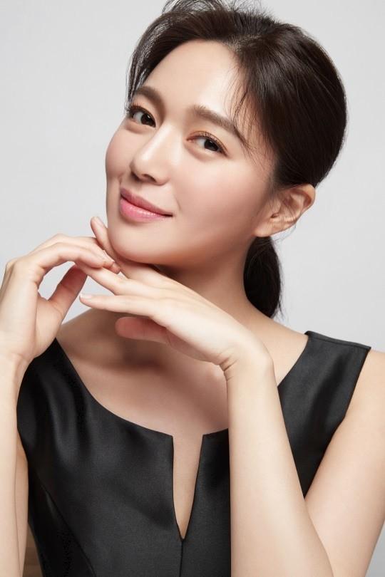 韩国女艺人李伊利雅拍代言品牌最新宣传照