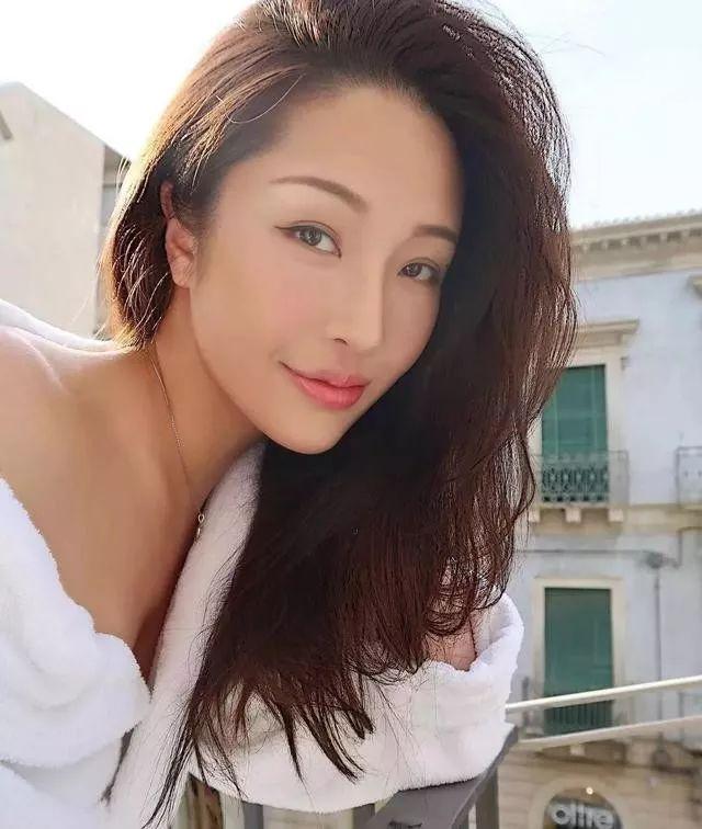 香港歌手宣布与模特女友恋情告破 未能齐过圣诞：不配做你男友