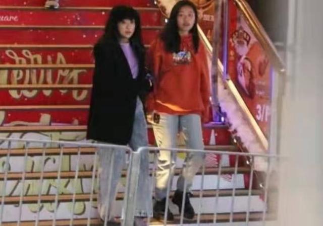 陈奕迅妻女近况释出，打扮宛如素人，15岁女儿暴风成长高过妈妈