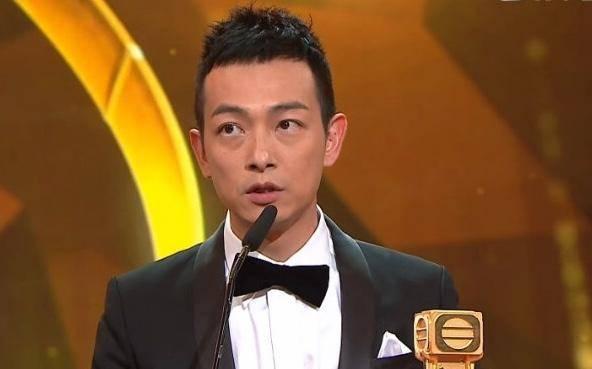 TVB爱国艺人参加歌唱比赛走音被评委批判 对妻子不离不弃相爱17年