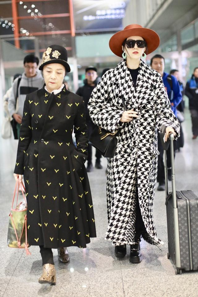 范冰冰与母亲现身机场，身穿大衣戴礼帽气质佳，受邀出席颁奖盛典