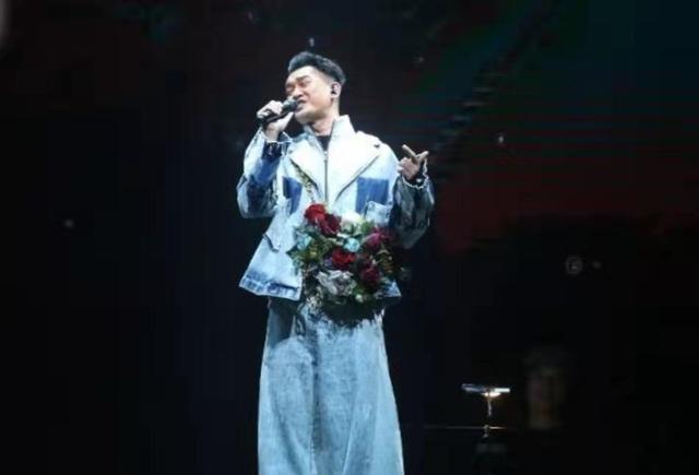 半个月前经历分手 36岁香港歌手演唱会唱惨情歌坦言挺难受的