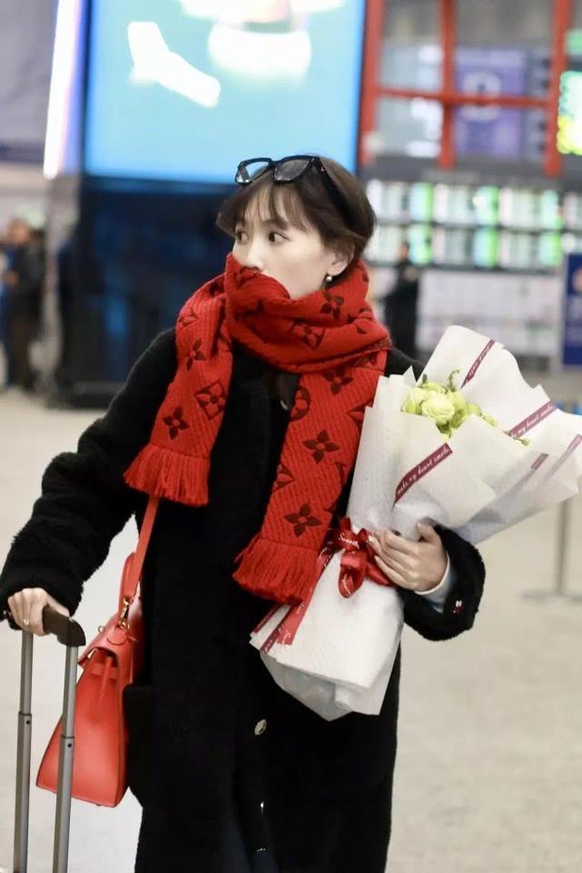 马蓉机场“炫富”？围巾包包近8万，还有粉丝接机送花俨然成明星