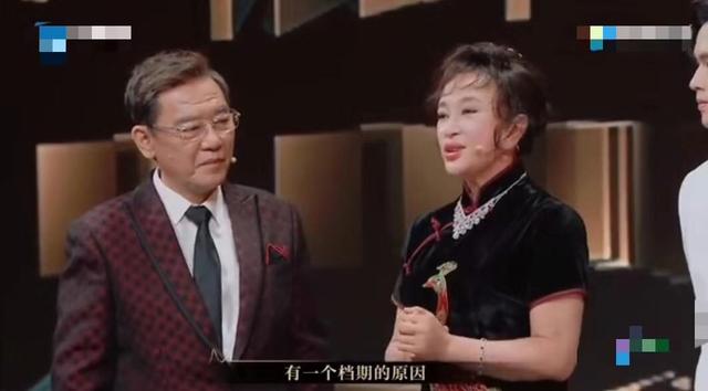 67岁刘晓庆与24岁鲜肉演情侣，舞台上当场卸妆，镜头拉近素颜惊人
