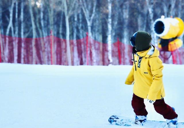 王子文晒滑雪照，单板动作非常专业，却被拍成了一米二视角