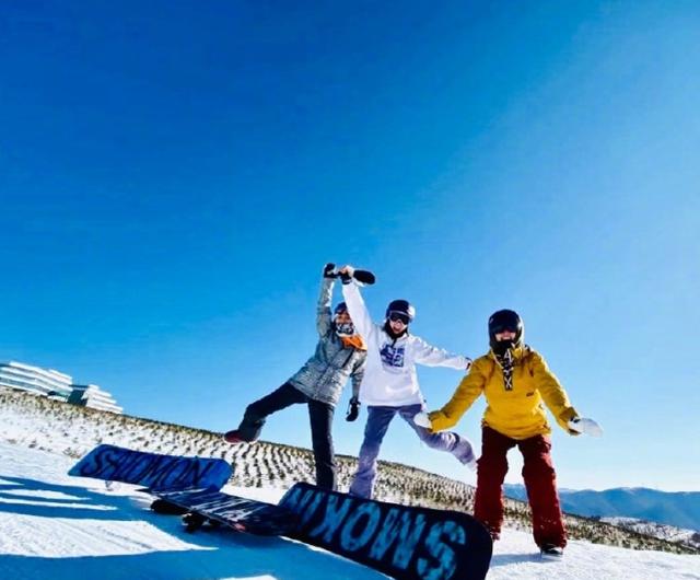 王子文晒滑雪照，单板动作非常专业，却被拍成了一米二视角