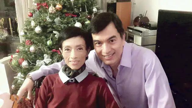 香港女艺人患胃癌离世后丈夫再婚 带着现任妻子一同悼念亡妻