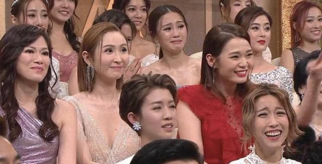 TVB“御用疯婆”十年追梦终获最佳女配角 好姐妹泪洒现场为其颁奖