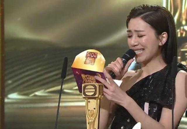 TVB“御用疯婆”十年追梦终获最佳女配角 好姐妹泪洒现场为其颁奖