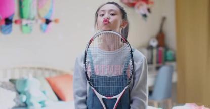 田亮晒女儿打网球，11岁森蝶肌肉惊人！更与传奇球星教练流畅交流