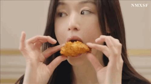 38岁全智贤拍炸鸡广告，表情撩人少女感满满，仿佛看到了千颂伊