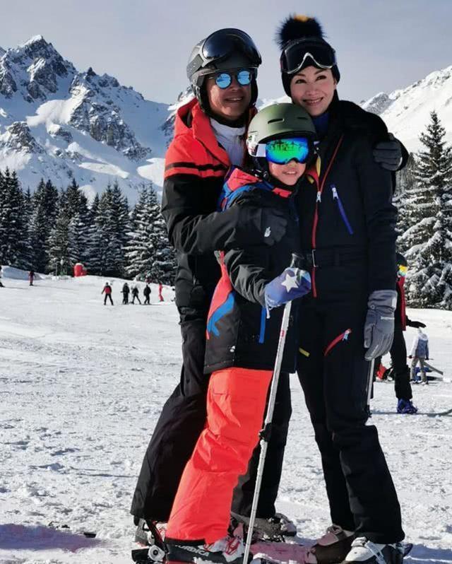 49歲李嘉欣一家三口滑雪，8歲兒子身高驚人，遺傳了媽媽的美貌