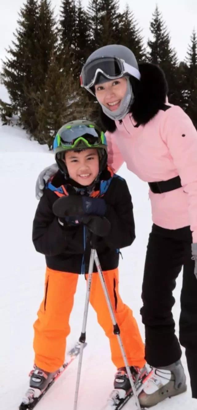 49歲李嘉欣一家三口滑雪，8歲兒子身高驚人，遺傳了媽媽的美貌