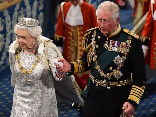 持续了70多年的时装秀即将“落幕”？英国女王终于要退休了