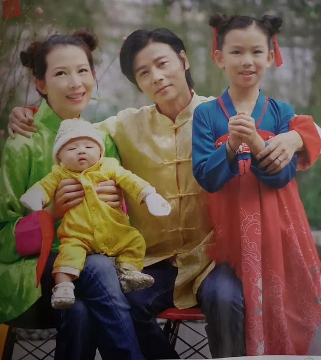 蔡少芬生三胎两月后火速复出，46岁高龄生子，状态不如52岁陈法蓉