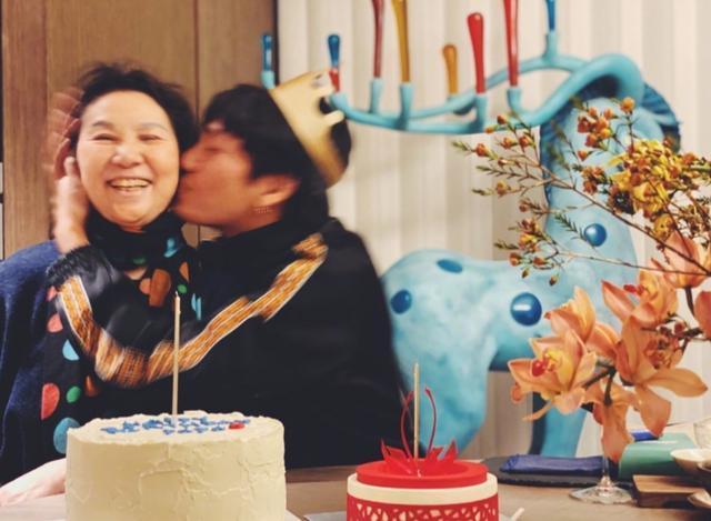 不老男神陈坤和妈妈共庆44岁生日，儿子晒两人旧照酷似双胞胎