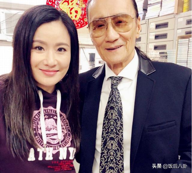谢贤米雪现身《法证4》片场，谢霆锋83岁老爸精神饱满有型又有范