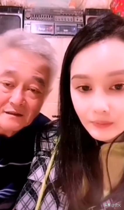 63岁赵本山现身女儿直播间，眼睛无神显老态，心疼表示女儿很脆弱