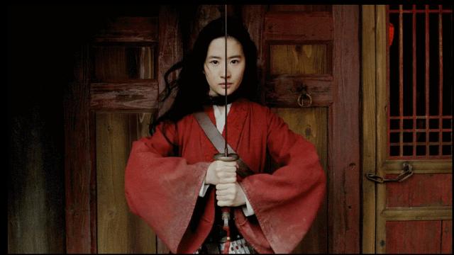 《花木兰》主角最新动图剧照曝光，刘亦菲红装持剑彰显忠勇真