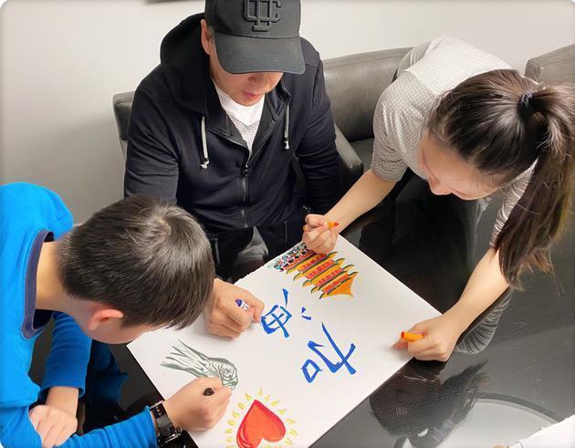 甄子丹低调捐款100万港币，和儿女一起作画，团结抗疫寓意美好