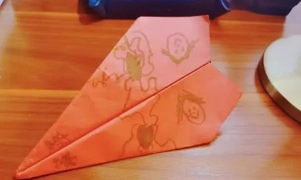 冉莹颖收到轩轩的纸飞机，被仙女图案感动，连儿子作业没写都忘了
