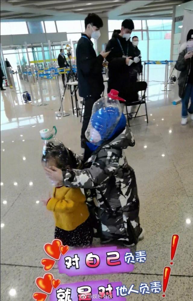 蔡徐坤现身机场，他戴两层口罩一点脸不露，手也全程没有拿出口袋