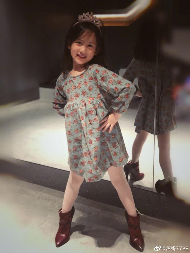 黄磊5岁女儿偷穿妈妈高跟鞋，姿势专业颇成熟，网友：基因太强了