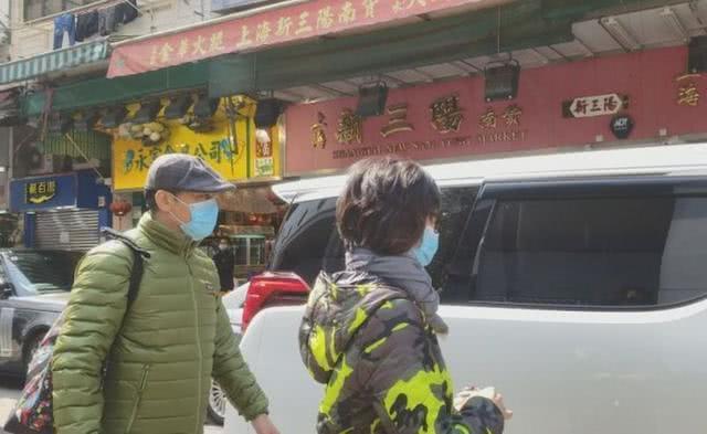 影帝刘青云夫妇现身菜市场，打扮低调接地气，发现被偷拍忙护妻