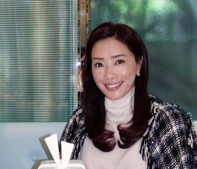 47岁香港名模离婚后单身多年 曾为给患重病父亲冲喜嫁TVB著名演员