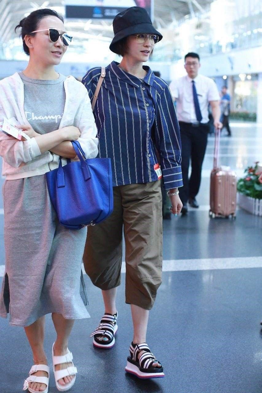 即便李小冉穿身大婶装，依然是机场的焦点，老公又老又丑不配她